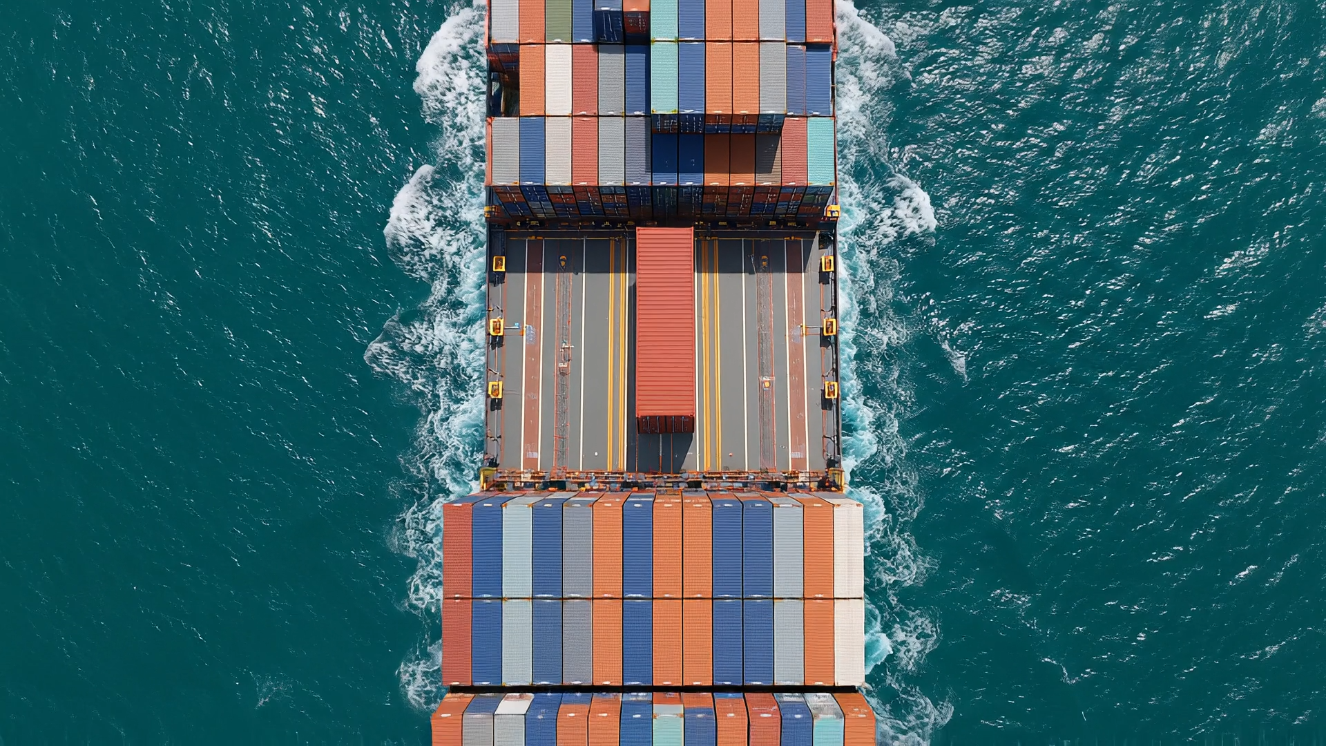 Consolidated export cargo secured on a pallet